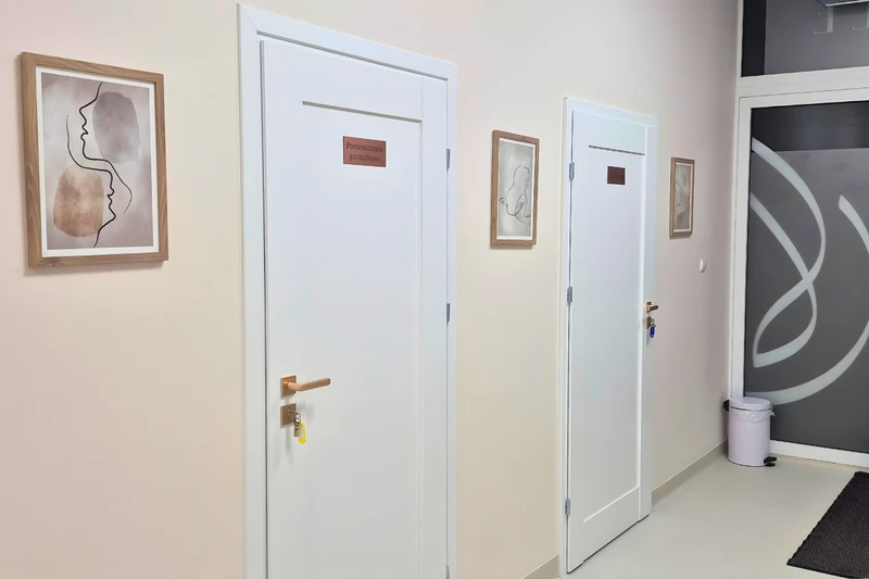 Korytarz kliniki IDEALE prowadzący do gabinetów